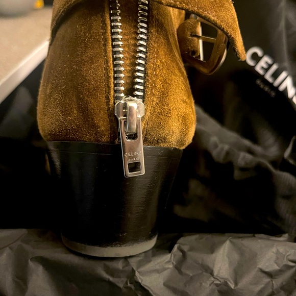 Celine - BACK BUCKLE ZIPPED ISAAC BOOT IN SUEDE CALFSKIN
TAUPE - Picture 2 of 7